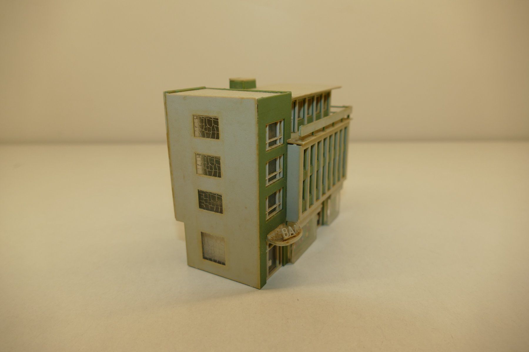 Vollmer Modelleisenbahnen: Vollmer N: Stadthaus mit Bank – Gebraucht aus Niederhasli von rail-duerst 1