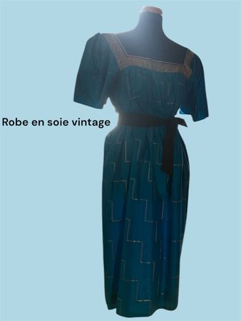 Robe vintage  fait main en soie bleue turquoise  et or