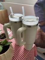 2 Trinkbecher mit Henkel und Strohhalm beige