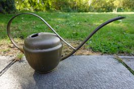 antike Giesskanne Messing mit Gravur Blumen Vintage von SIGG