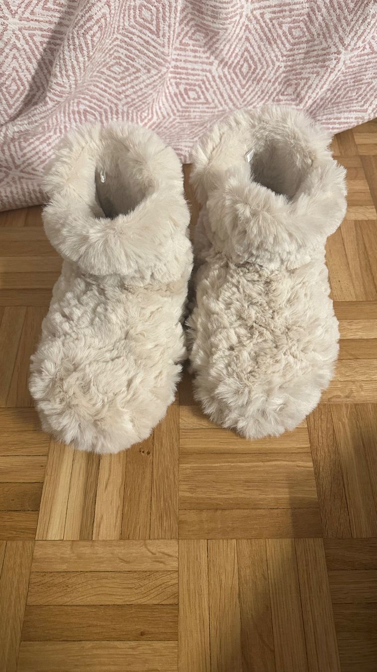 Chaussures femmes: Kuschelpantoffeln – Neuf (Voir description) à Stäfa par D_V_AS_12