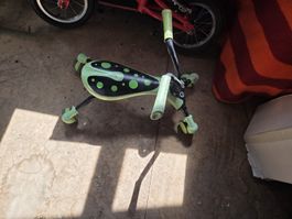 Lustiger Roller-Kickboard Kinderfahrzeug im Käferlook