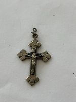 Kreuz Anhänger Kruzifix Metall silbern gebrauchter Zustand