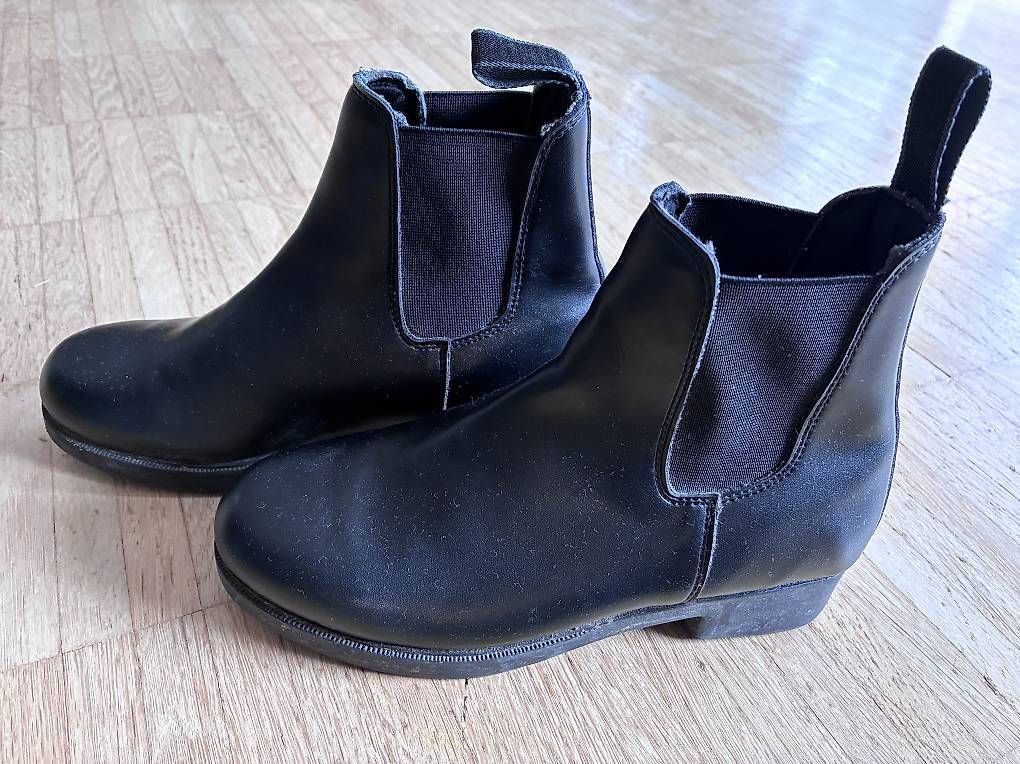 Stinchiere & Fasciature: Reithelm, Gamaschen und Reit-Stiefeletten – Usato da Uster venduto da Fluma 2