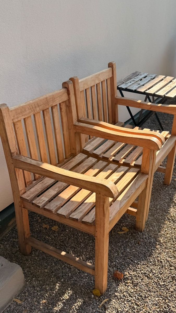 Chaises: 2 Gartenstühle Holz massiv – D'occasion à Wetzikon ZH par Ely.Artem