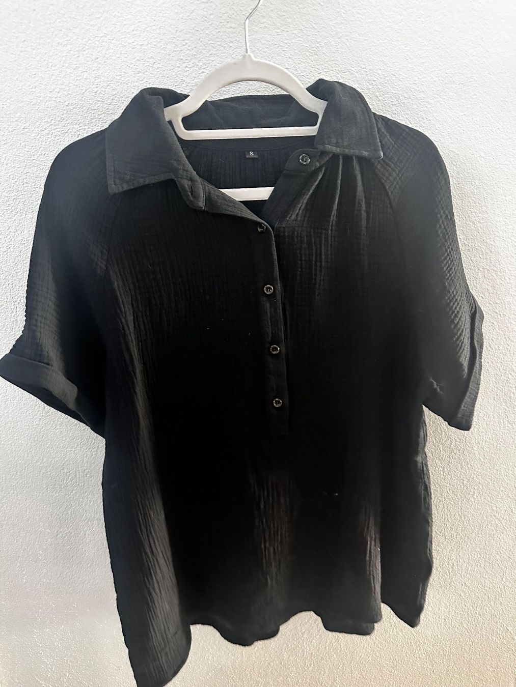 Blusen: SCHWARZE BLUSE MIT KURZARM, GRÖSSE S – Gebraucht aus Haldenstein von enie123 1