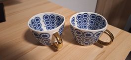 Zwei Tassen blau-weiss im Cottage-Stil