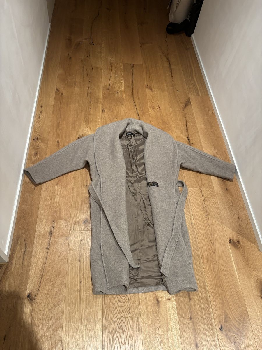 Zara Cappotti: Zara Oversize Wollmantel beige/hellgrau – Usato da Glarus venduto da NaSaGaTh 8