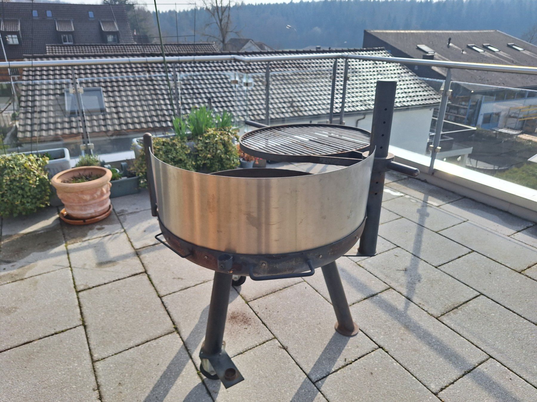 Griglie: Robuster Gartengrill, Durchmesser ca. 90 cm – Usato da Riniken venduto da Agrino 3