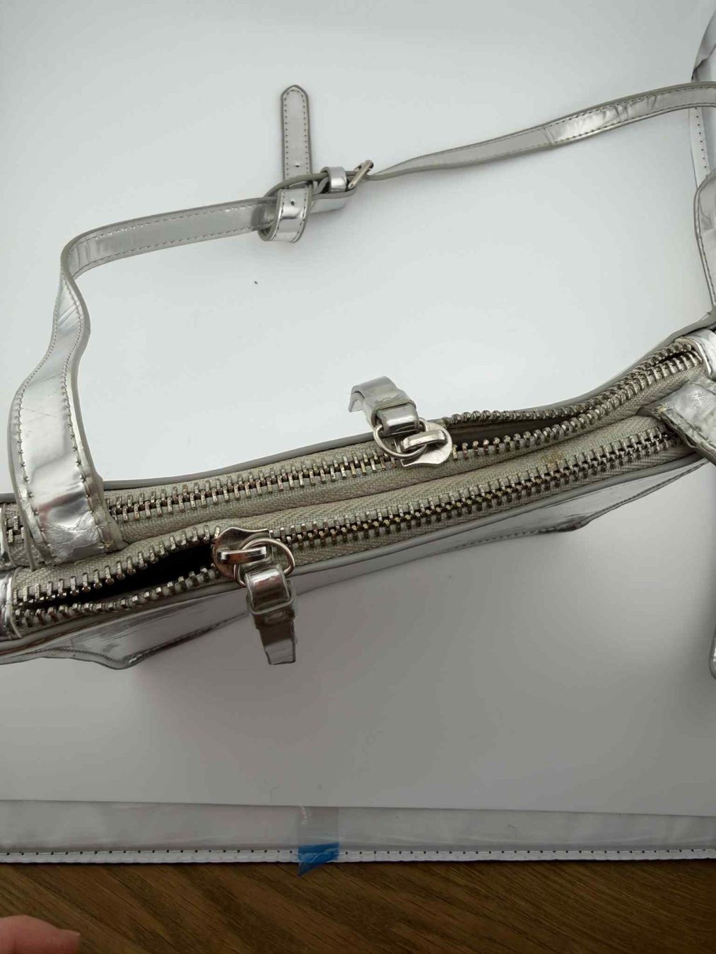 Taschen: Silberne Handtasche ✅ – Gebraucht aus Riehen von edu_92w7 3