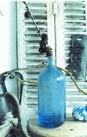 2 alte blaue Flaschen: Sodaflasche und Glasflasche