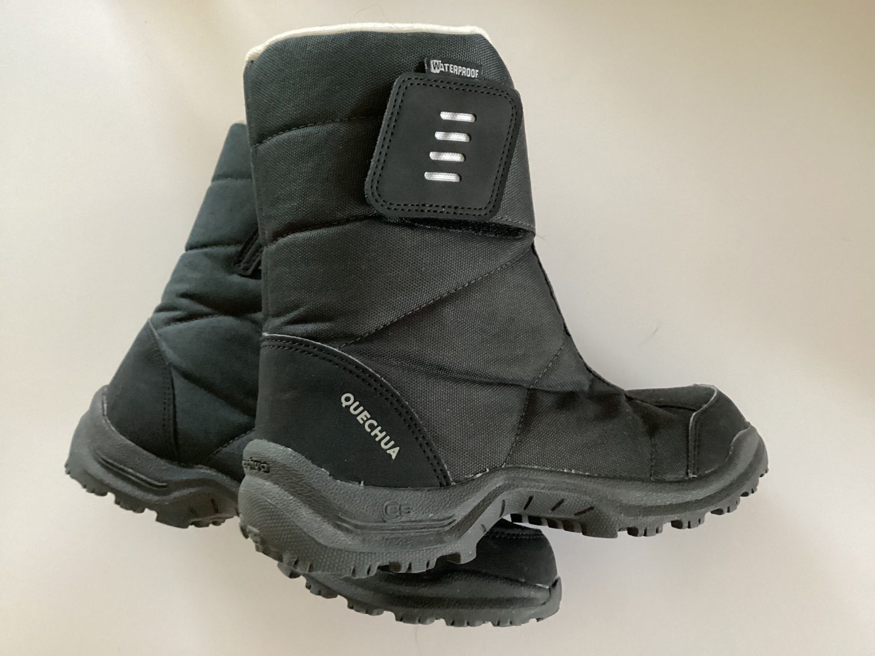 Decathlon Scarpe per ragazzi: Winterstiefel Quechua schwarz waterproof Gr. 38 – Usato da Wagen venduto da papai1