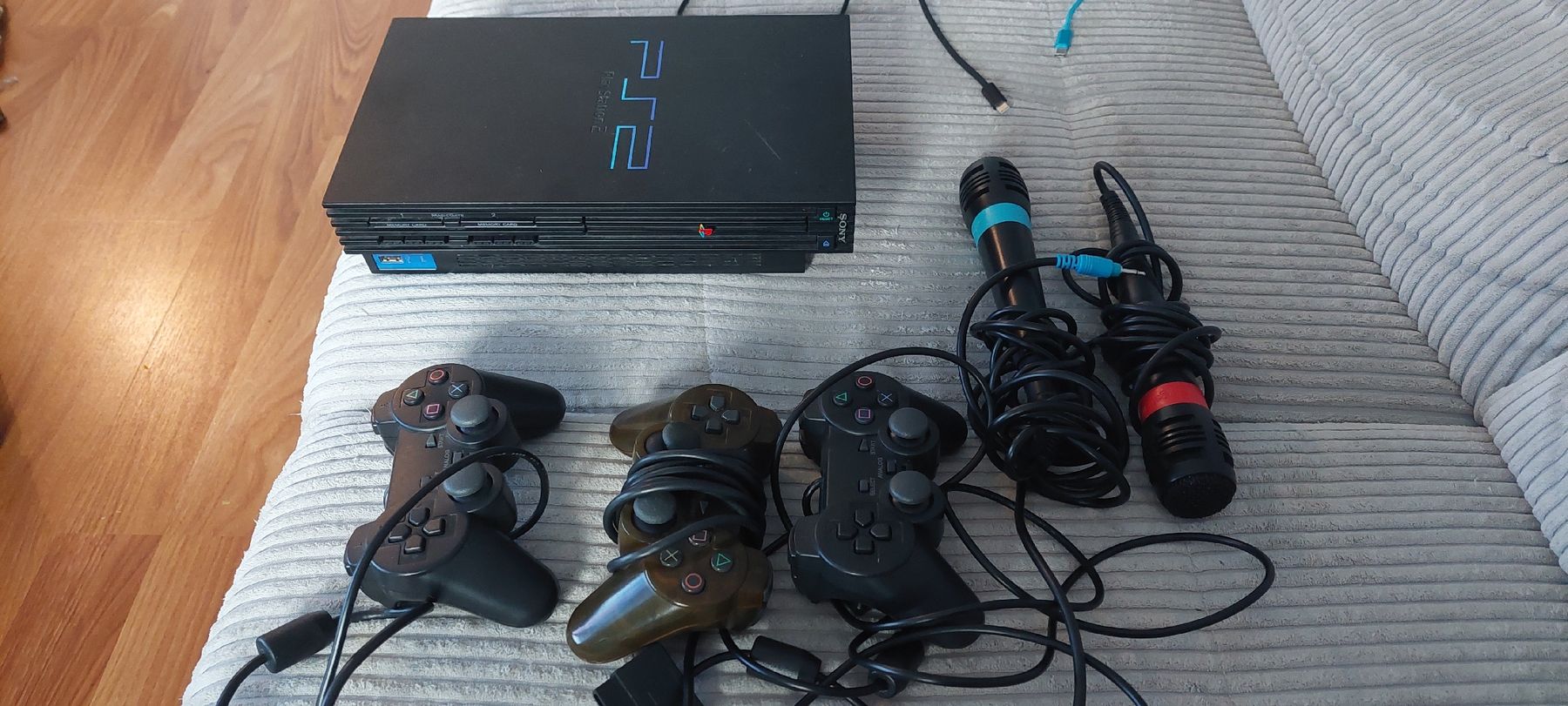 Sony Console: Sony Playstation 2 (PS2) mit 3Controller +  2  Mikrofone! – Usato da Romanshorn venduto da Luette19