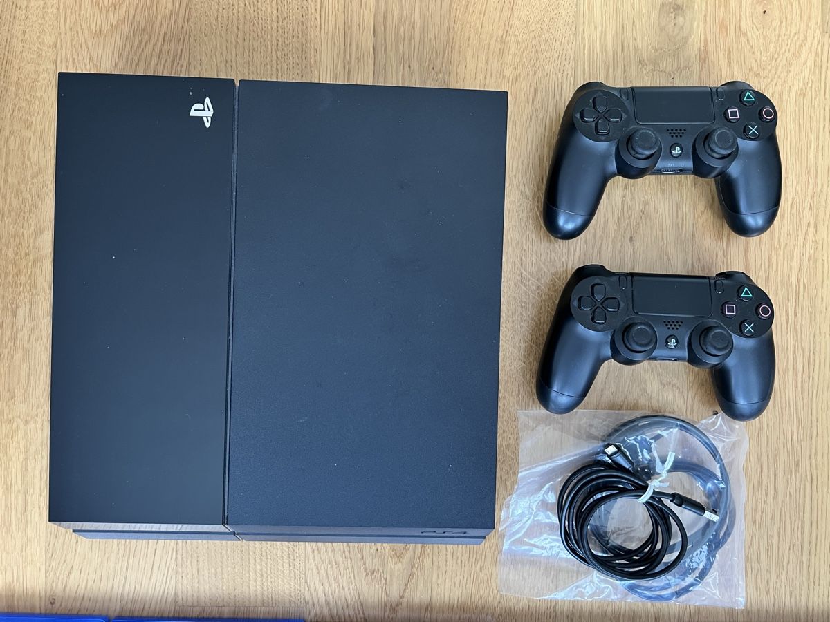 Sony Console: PlayStation 4 (500 GB) Komplettpaket | 2 Controller | Logite – Usato da Zürich venduto da mad_msw7 1
