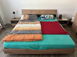 Bett 180x200cm inkl. Nachttischen + Matratze