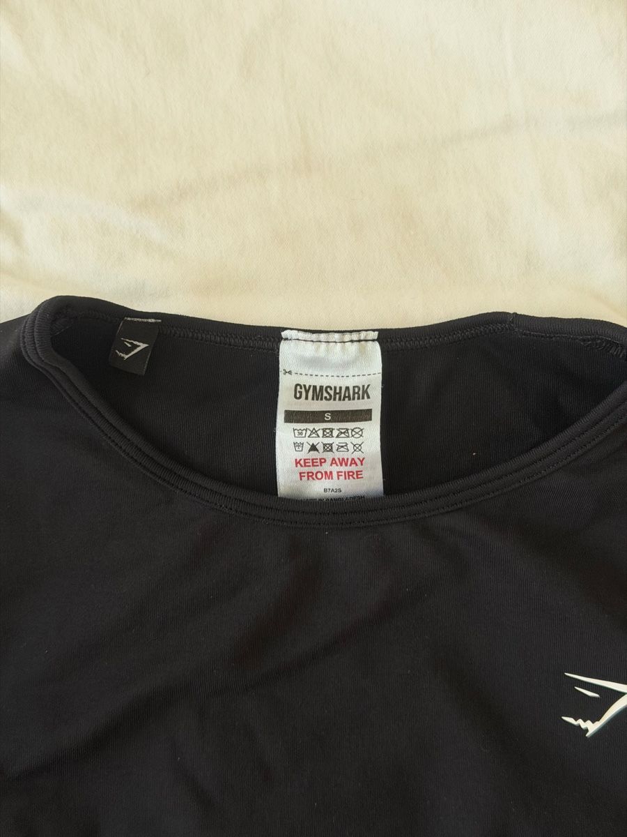 Gymshark Top: Black Long Sleeve Cropped Top – Usato da Zürich venduto da lil_h279 2