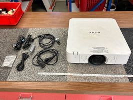 (02) Sony VPL-FH35 Projector  Beamer