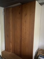 Hochwertiger hoher Kleider Schrank mit Eiche Holz Türen