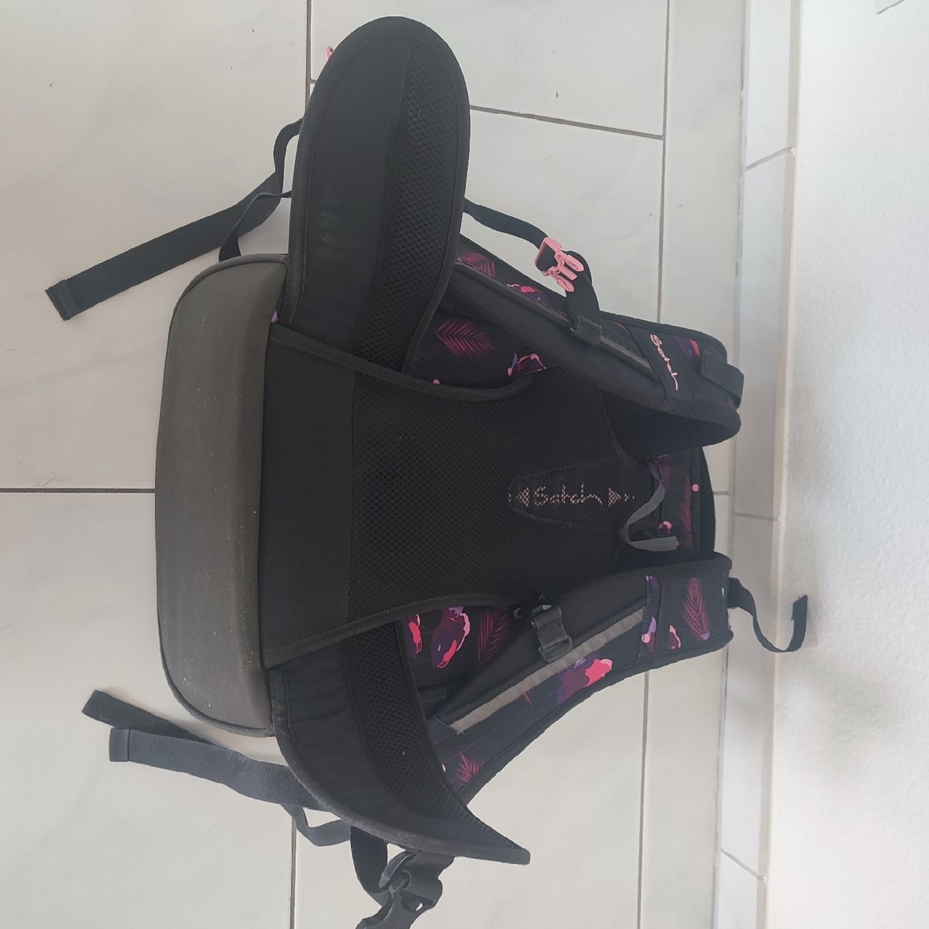 Satch Kindertaschen: Satch Rucksack schwarz mit Blumenmuster  – Gebraucht aus Unterägeri von Kudu25 1