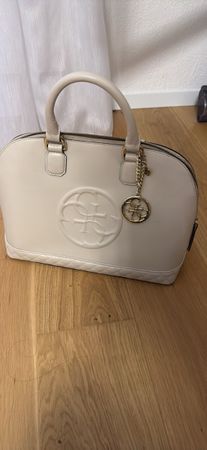 Handtasche Guess beige mit Logo Anhänger guter Zustand