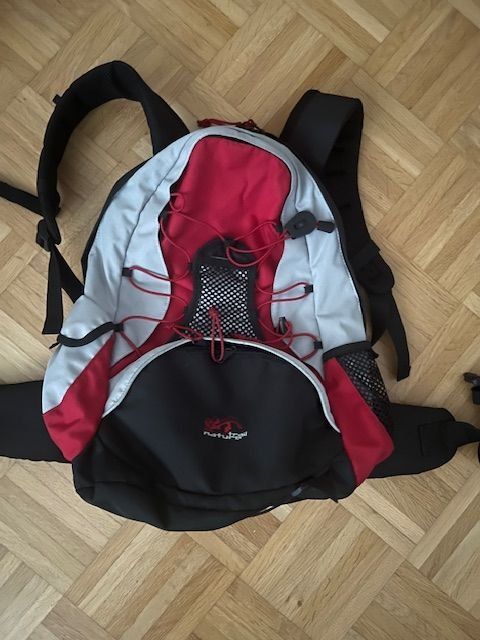 Rucksack robust aus Polyester, ca. 45 x 40 x 14 cm (Neu und originalverpackt) in Neuenhof für