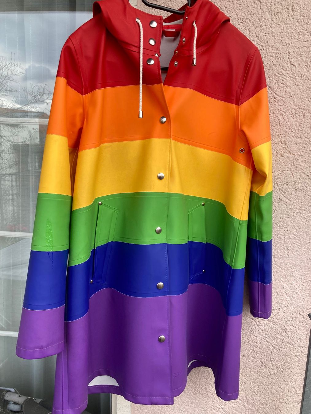 Stutterheim Cappotti: Farbenfroher Stutterheim-Regenmantel, schwedisches Design – Usato da Zürich venduto da Selamatt01