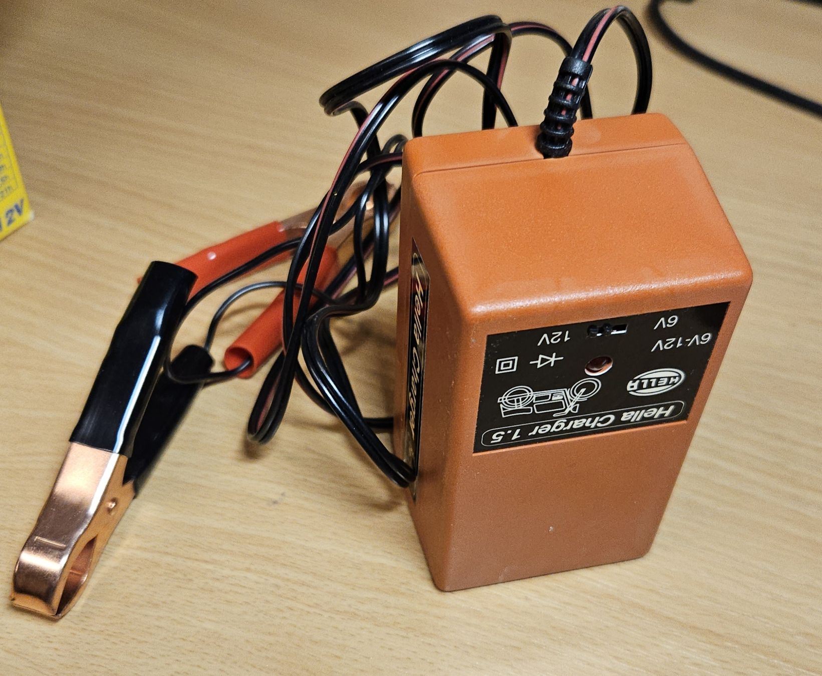 Caricabatterie: Motorradbatterie Ladegerät 6 &12 Volt – Usato da Zwillikon venduto da Funfun 2