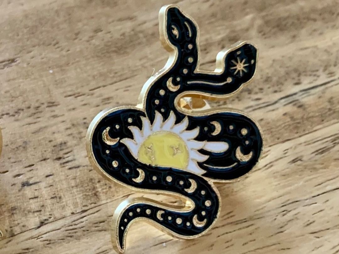 Spille & Fermagli: Pin  Schlange Gothic – Nuovo e nell'imballaggio originale da Geneve venduto da vane267