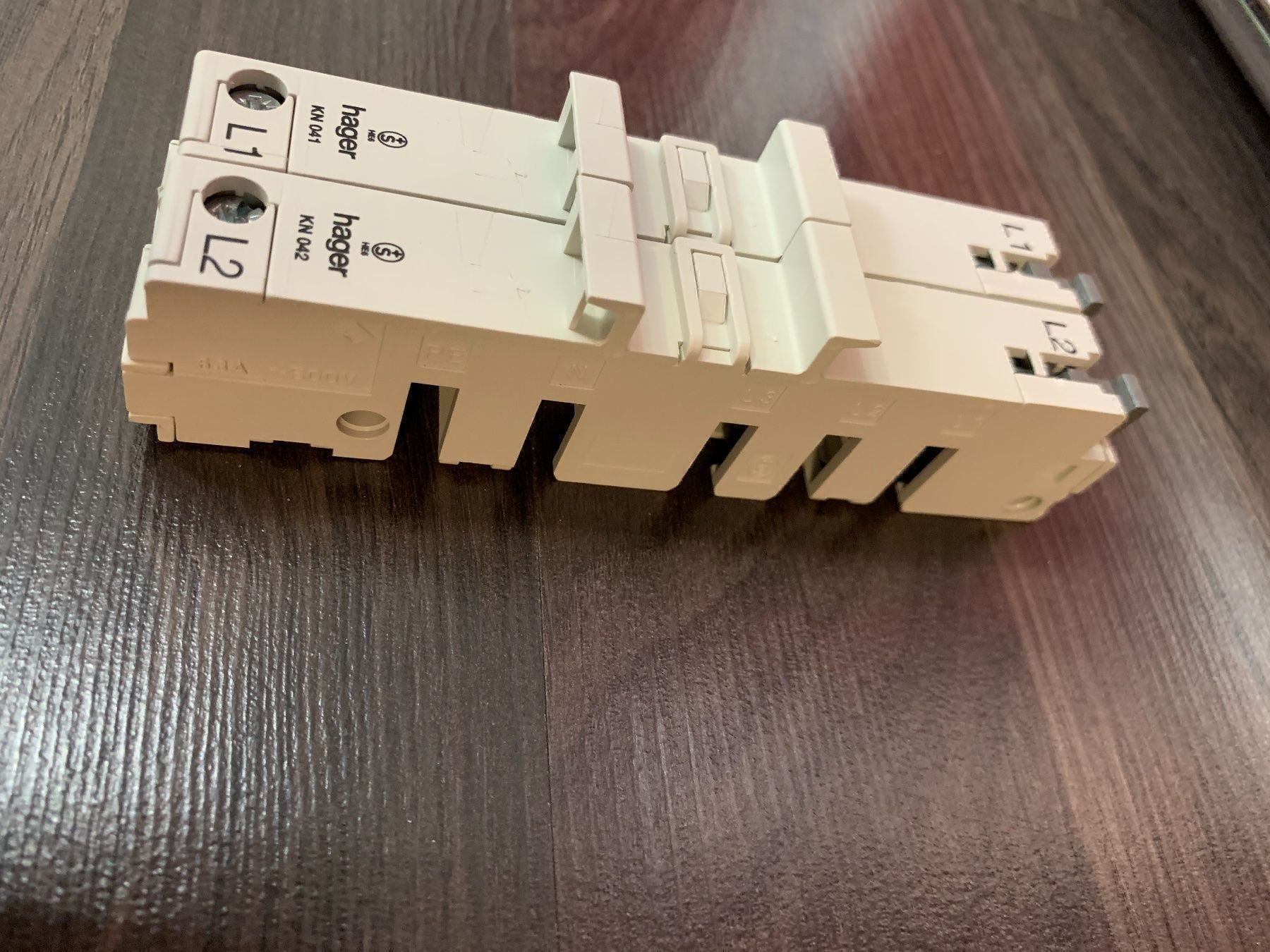 Spine: Hager Sammelschienenadapter KN042 – Usato da Ehrendingen venduto da Sansav 1