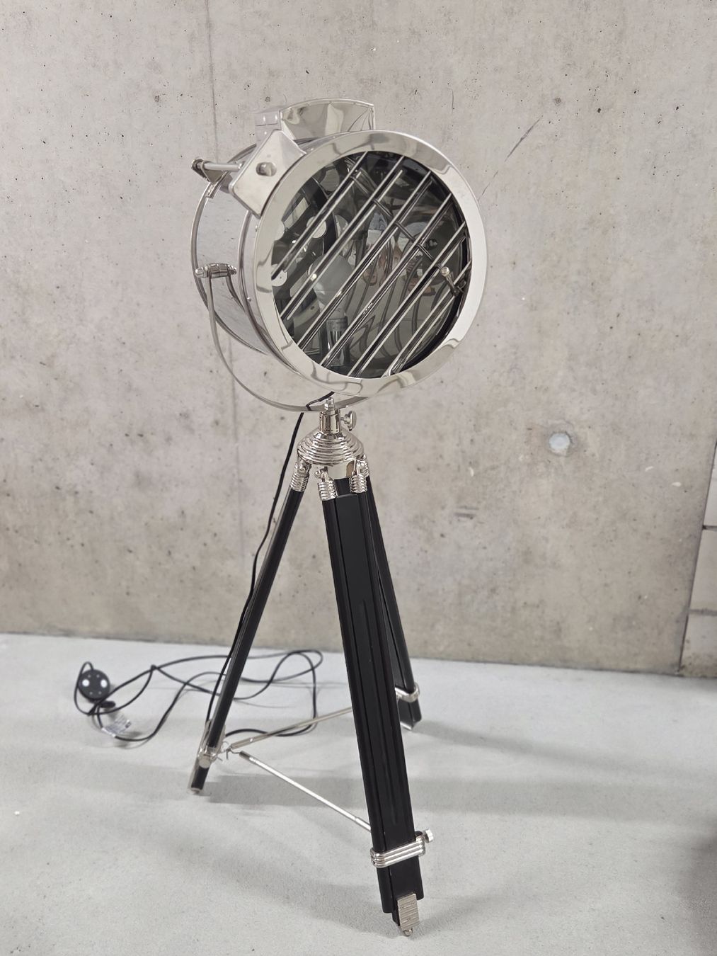 Lampade: Stehlampe Spot mit Stativ Chrom Schwarz  – Usato da Brugg AG venduto da Kitycity