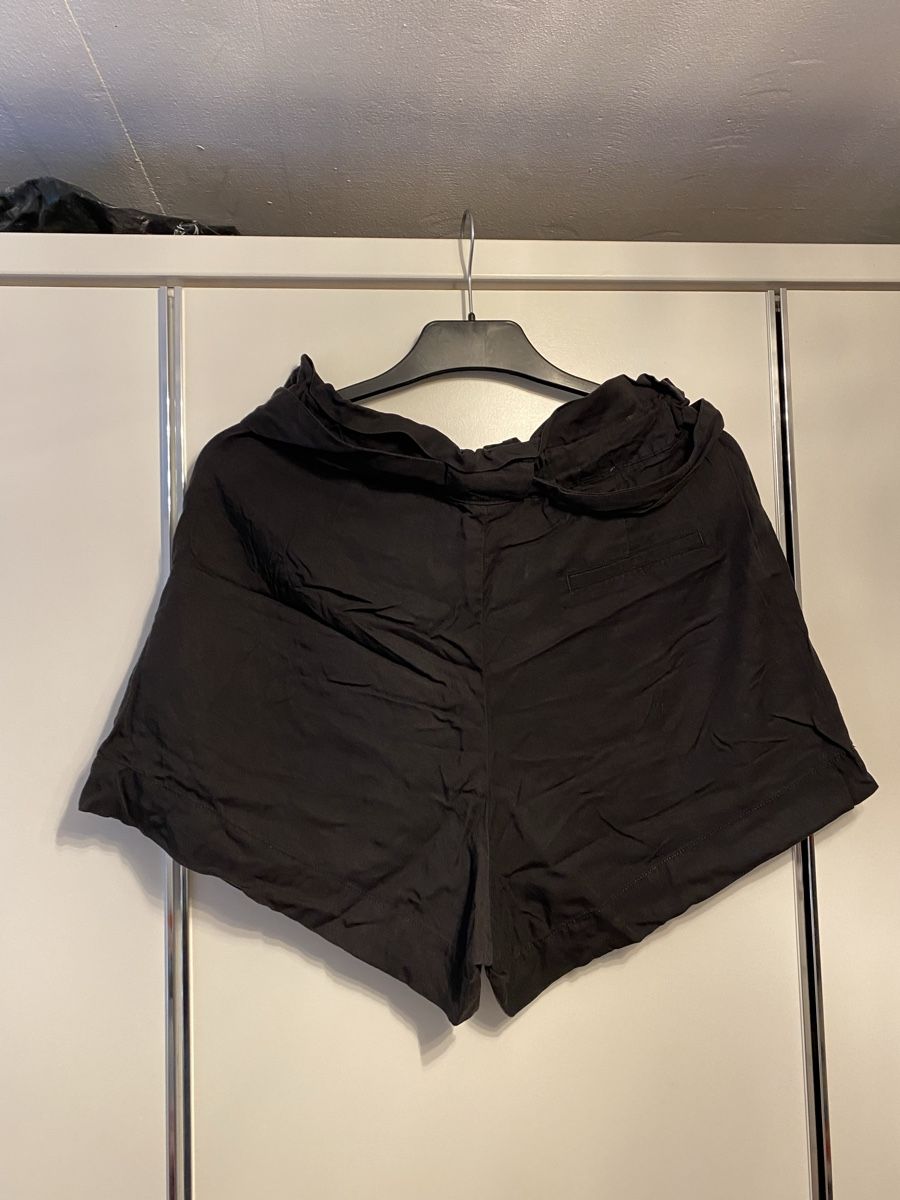 H&M Pantaloni: Damen Shorts Gr.38 – Usato da Pfungen venduto da Sheki56 2