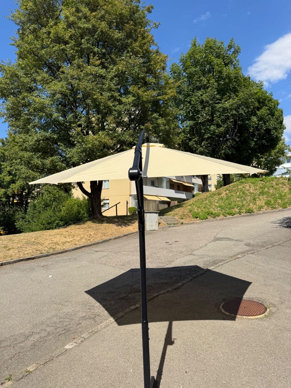 Ombrelloni: Ampelsonnenschirm mit LED Beleuchtung 320mm – Usato da Ostermundigen venduto da Gummibaerli63 1