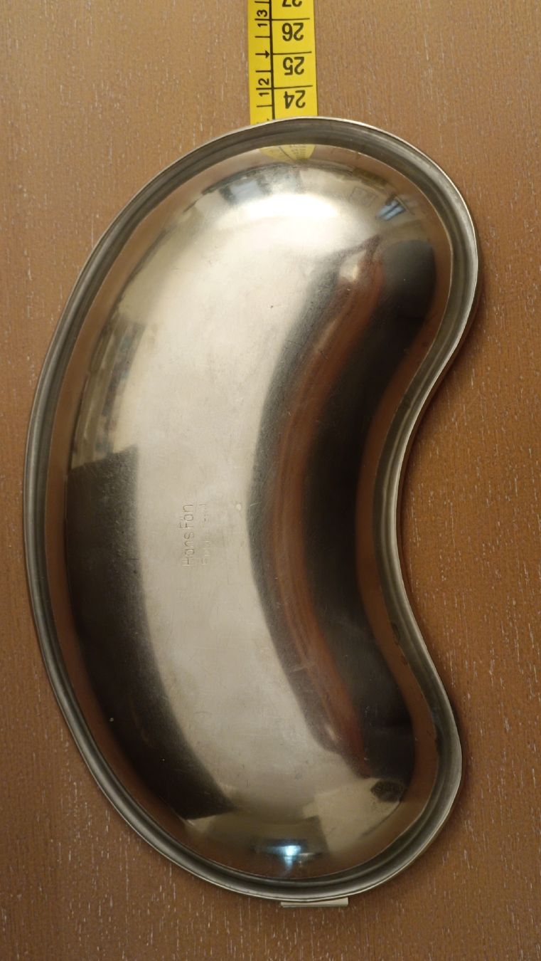 Attrezzature mediche: bacinella reniforme in acciaio inox – Usato da Lugano venduto da riccardo012