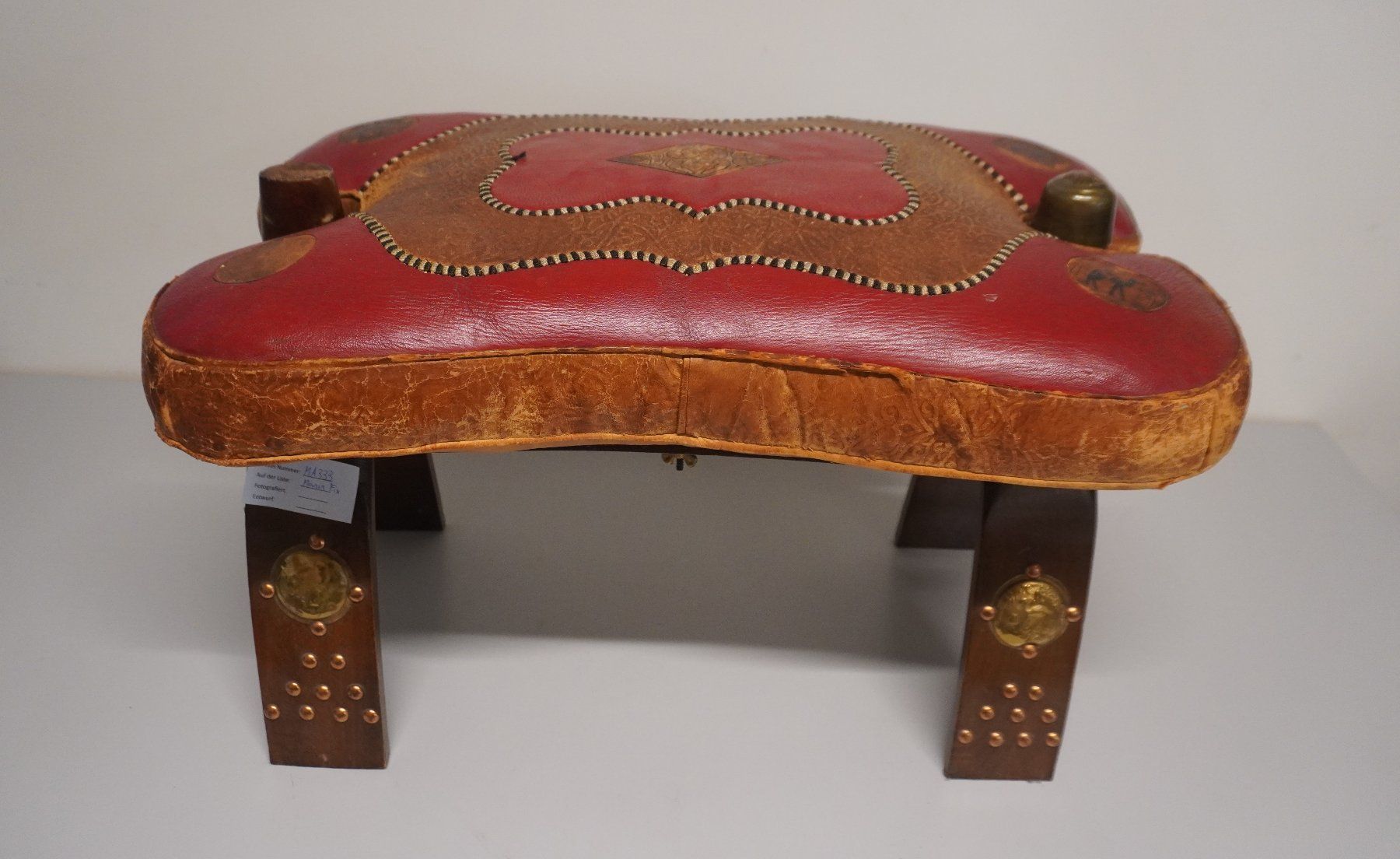 Sgabelli: Vintage Kamelhocker - Leder - Orient (MA333) – Usato da Basel venduto da B.W.B. 1