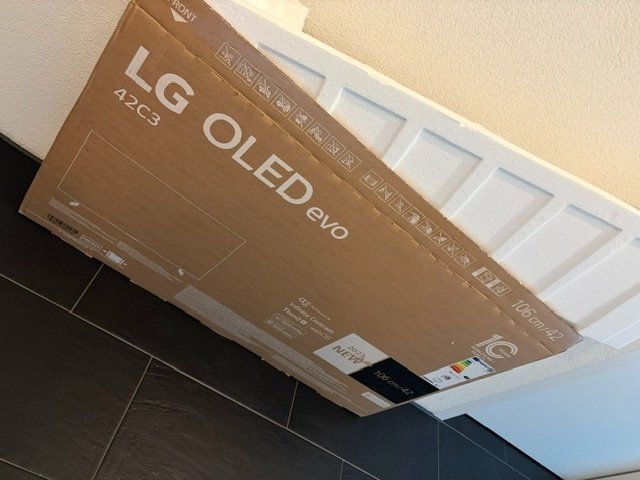 LG Televisori: LG OLED 42c Fernseher – Usato da Bern venduto da Namhel 3