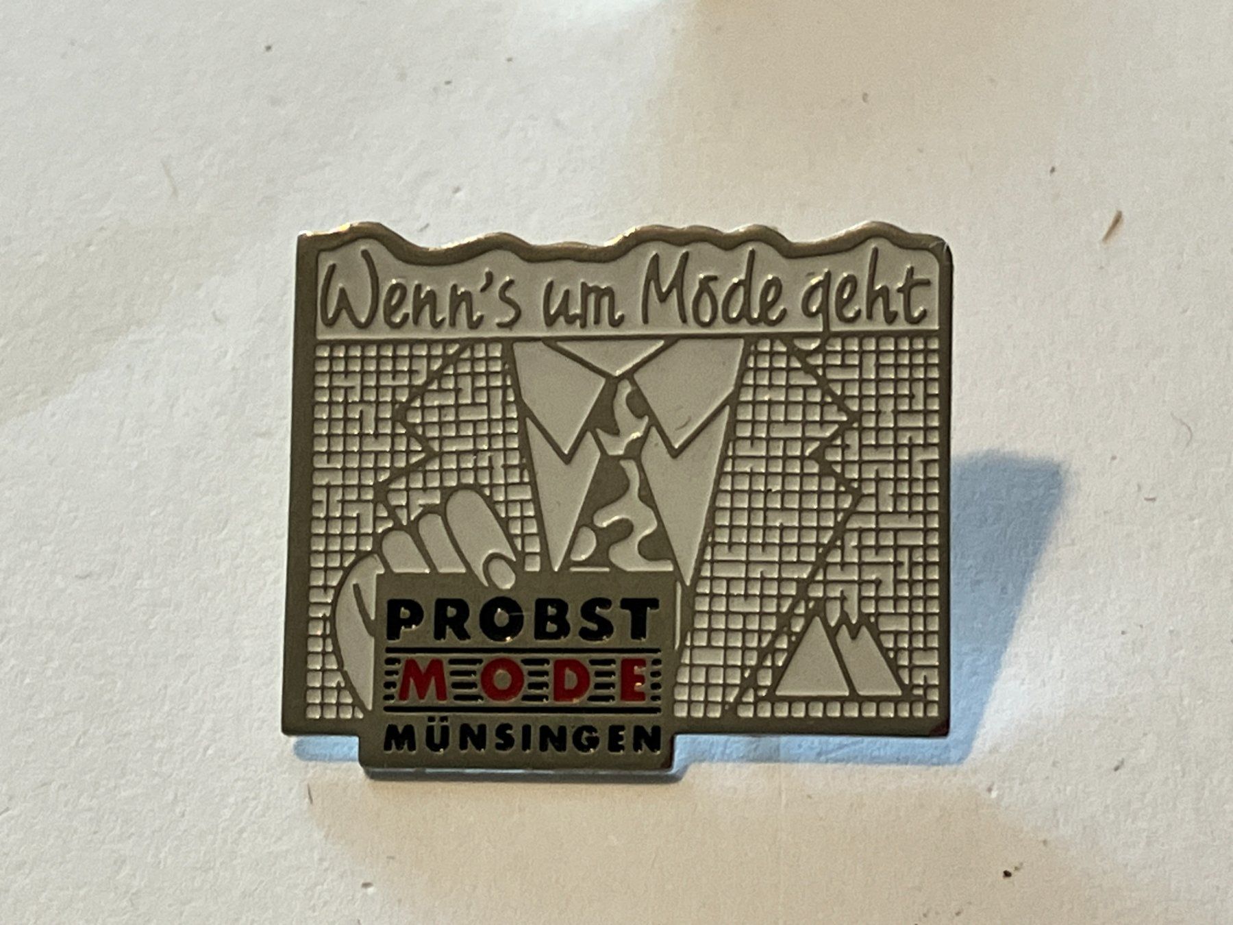 Plaketten & Abzeichen: 1 Pin Probst Mode Münsingen – Gebraucht aus Basel von djwwpp