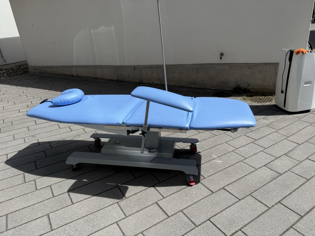 Sedie: Verstellbare Praxisliege / Untersuchungsstuhl hellblau, top – Usato da Brunnen venduto da RoliKr8 2