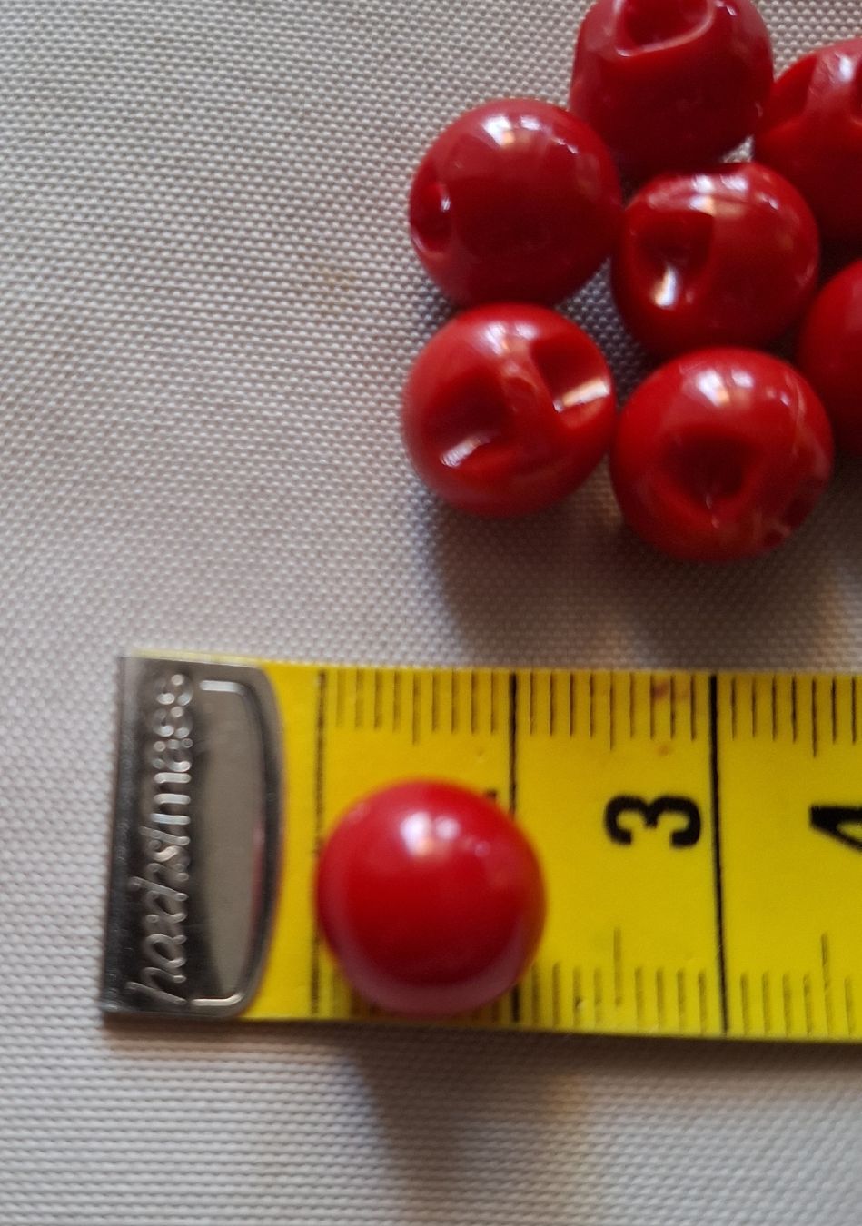 Knöpfe: 10 Stück rote Kugelnähknöpfe, 11 mm. – Gebraucht aus Dietikon von Hirschkopf 2