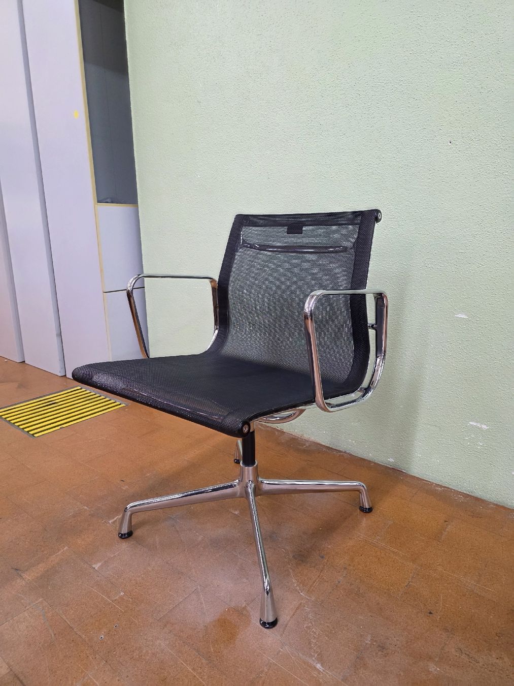 Vitra Sedie: Designer Stuhl Eames EA108 Vitra mit Netzgewebe Bezug – Usato da Lichtensteig venduto da Polsterwerk