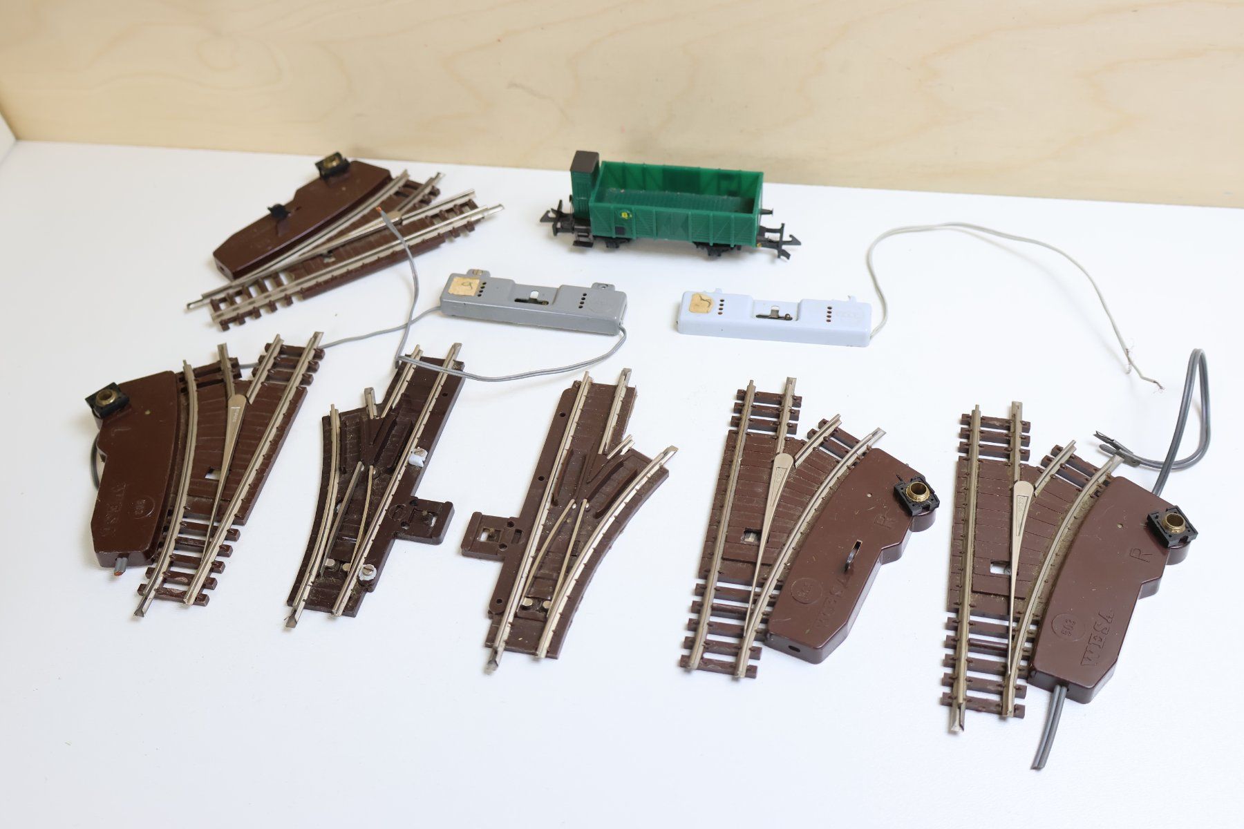 Wesa Modellini di ferrovie: WESA 6 x Weichen + Güterwagen + Kabel - Modellbahn – Usato da Winterthur venduto da Monstera 2
