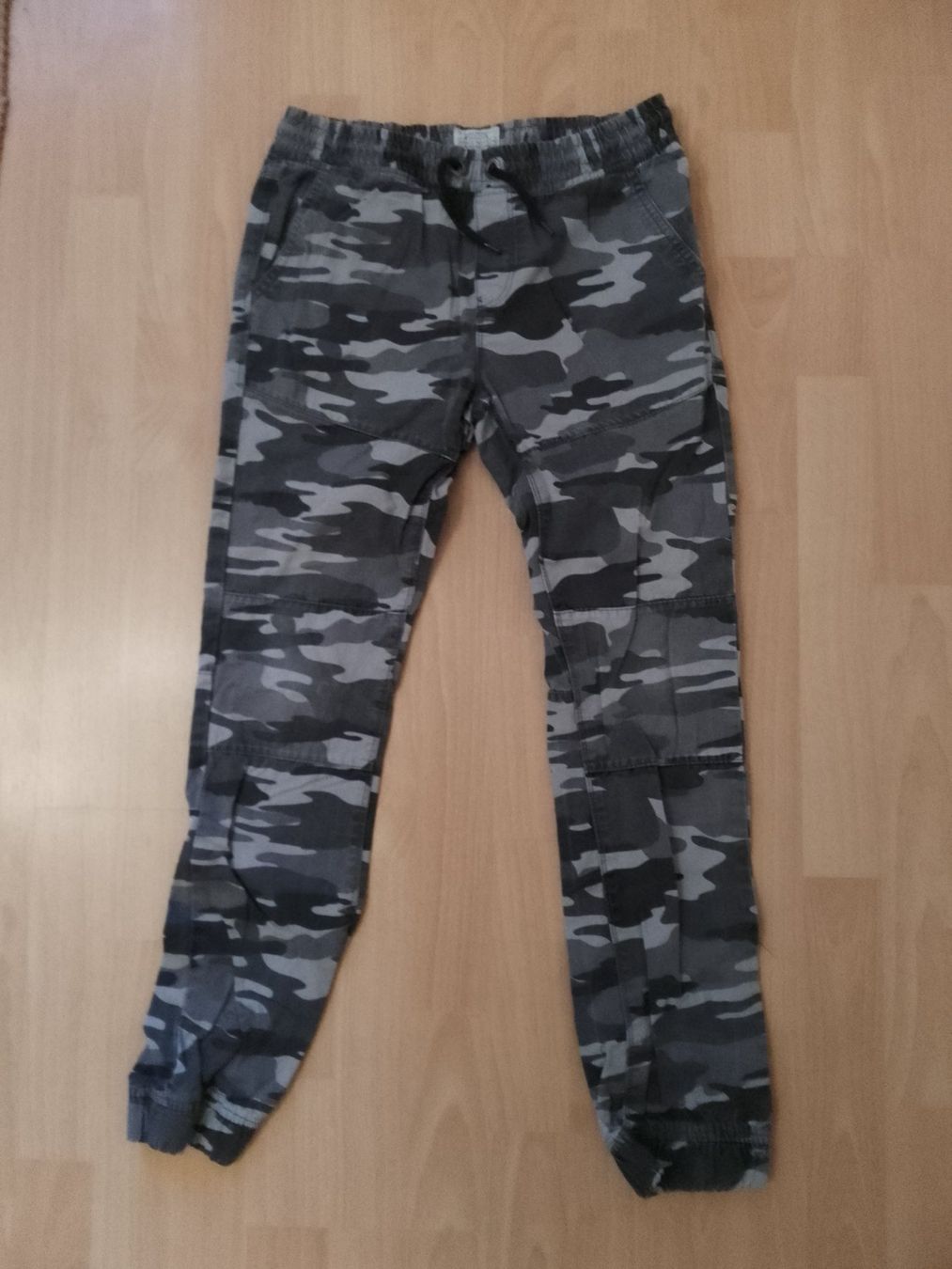 C&A Pantaloni: Pantalon camouflage garçon, taille 158 – Usato da Dombresson venduto da sev_bsb8 4