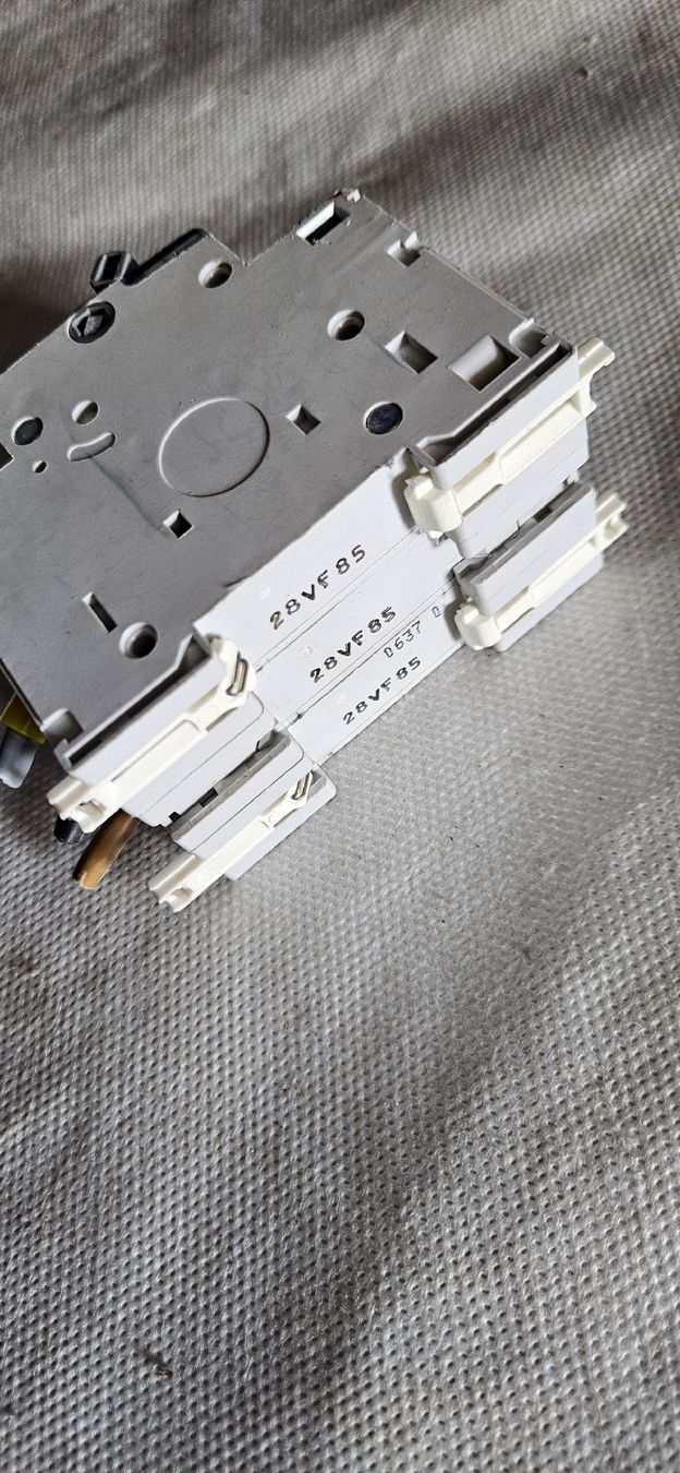 Legrand Componenti elettronici: Legrand Leitungsschutzschalter D16 – Usato da Baar venduto da Vel...Baar45 1