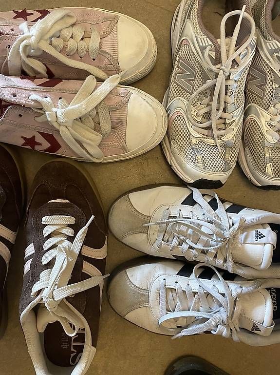 Adidas Chaussures femmes: 4 Paar Sneaker – D'occasion à Fahrweid par chiaravisona 1