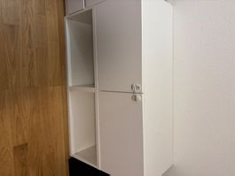 Armoire blanche avec étagères et porte