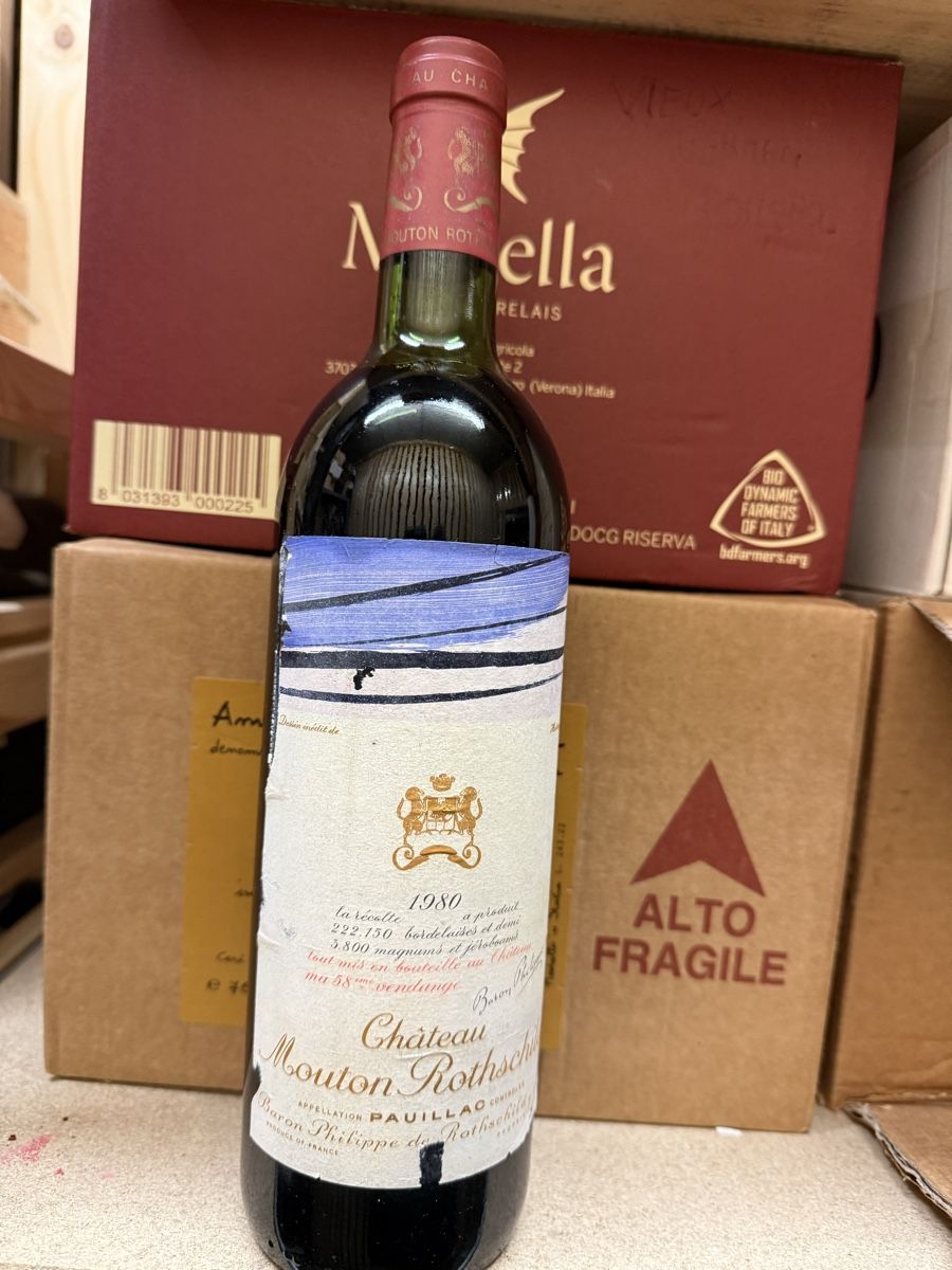 Mouton Rothschild Vino: Château Mouton Rotschild 1980 – Nuovo e nell'imballaggio originale da Troinex venduto da Airain