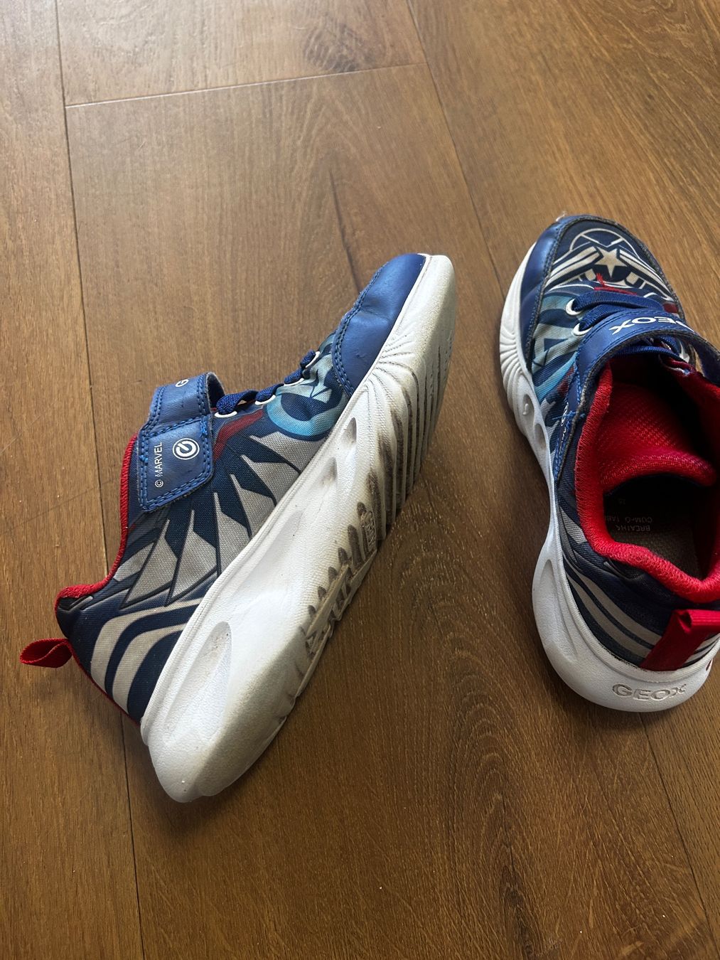 Geox Scarpe per ragazzi: Coole Geox Marvel Kinderschuhe mit LED  Grösse 35 – Usato da Regensdorf venduto da Spyke55 1