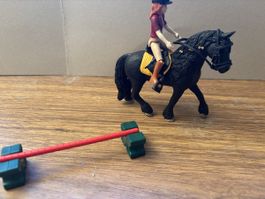Schleich Pferd mit Reiterin und Hindernis gebraucht