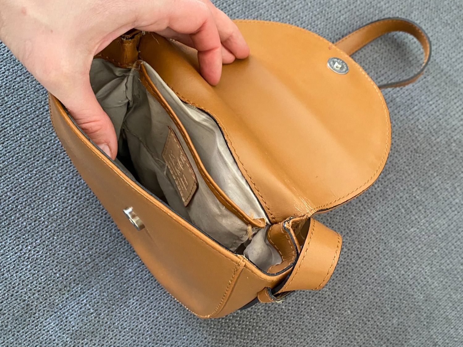 Borse da donna: Eine kleine, sandfarbene Damenhandtasche. – Usato da St. Gallen venduto da art_pn78 1