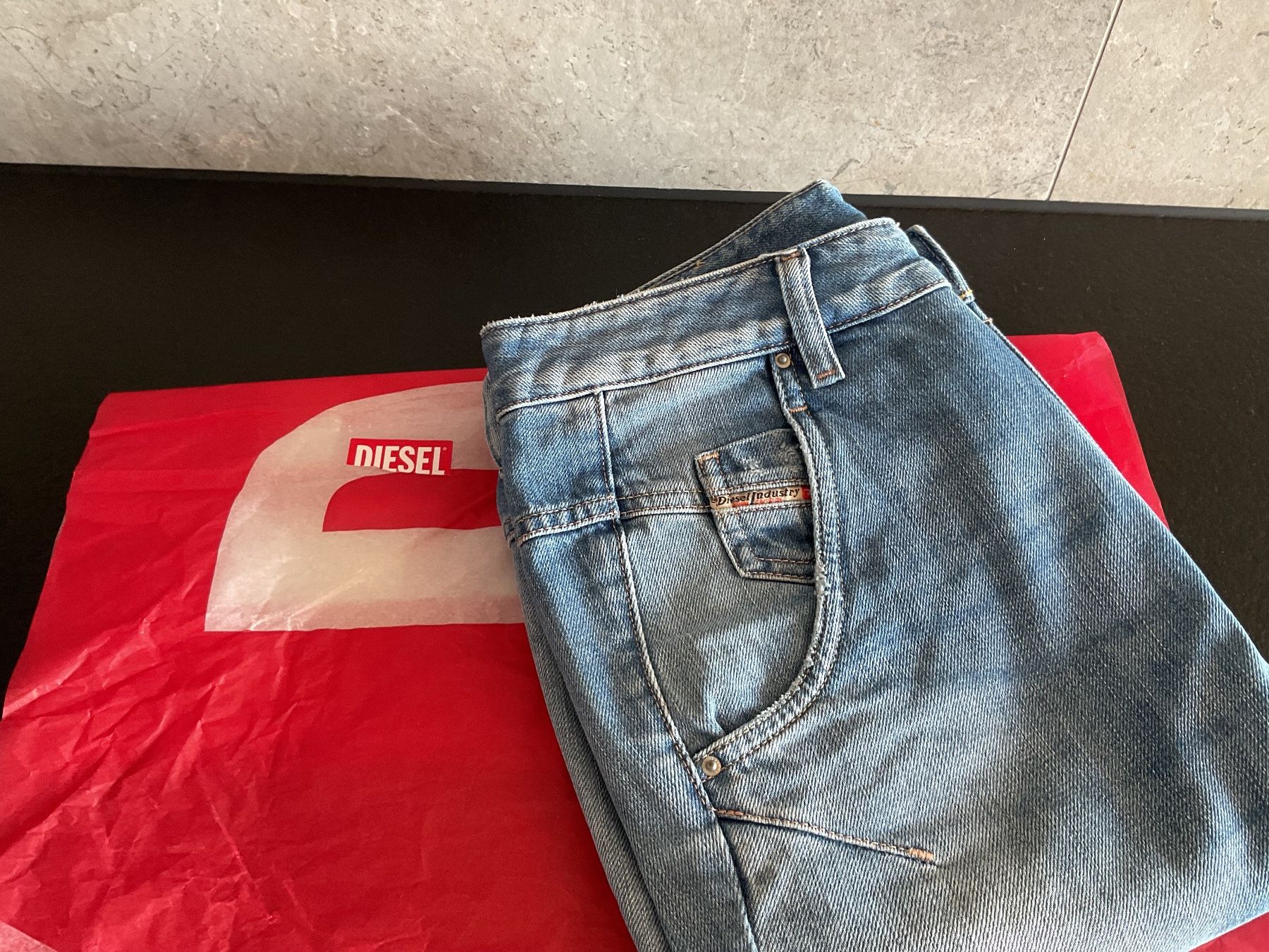 Diesel Jeans: Jeans DIESEL – Nuovo (secondo la descrizione) da Neuchâtel venduto da sta_7qfy 3