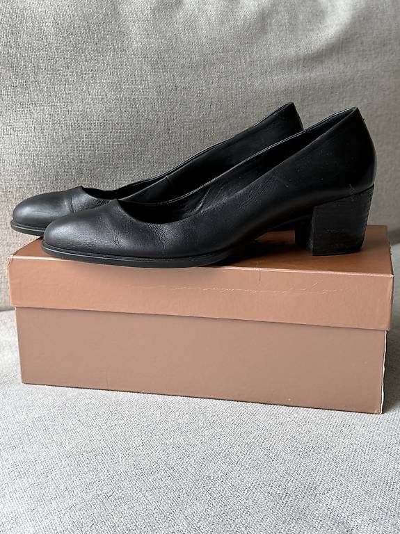 Scarpe da donna: Ecco Schwarze Leder Pumps  – Usato da Zürich venduto da YanaZam 2